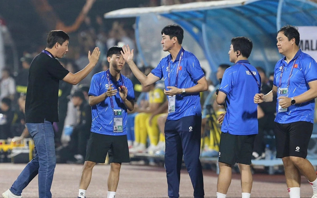 Trợ lý HLV Lee Jung-soo chia tay bóng đá Việt Nam, HLV Kim Sang-sik đối mặt áp lực lớn