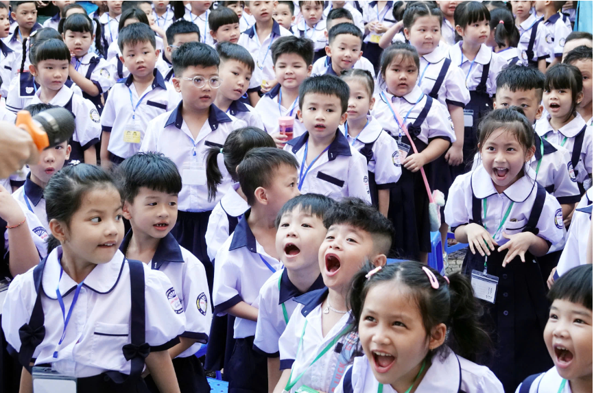 Mỗi mùa khai giảng bớt một nỗi lo: Sách giáo khoa giảm giá sâu, học sinh sắp được dùng miễn phí- Ảnh 2.