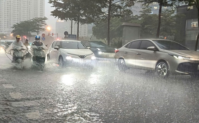 Dự báo thời tiết 2/5: Miền Bắc đón không khí lạnh dồn dập, cảnh báo mưa dông, lốc sét, gió giật mạnh- Ảnh 1.