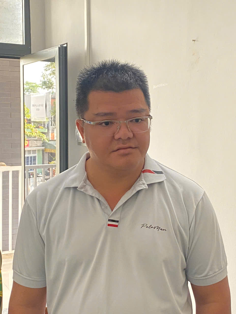 Người đàn ông giả cán bộ ngân hàng, lừa chủ cửa hàng vật tư hơn 562 triệu đồng- Ảnh 1.