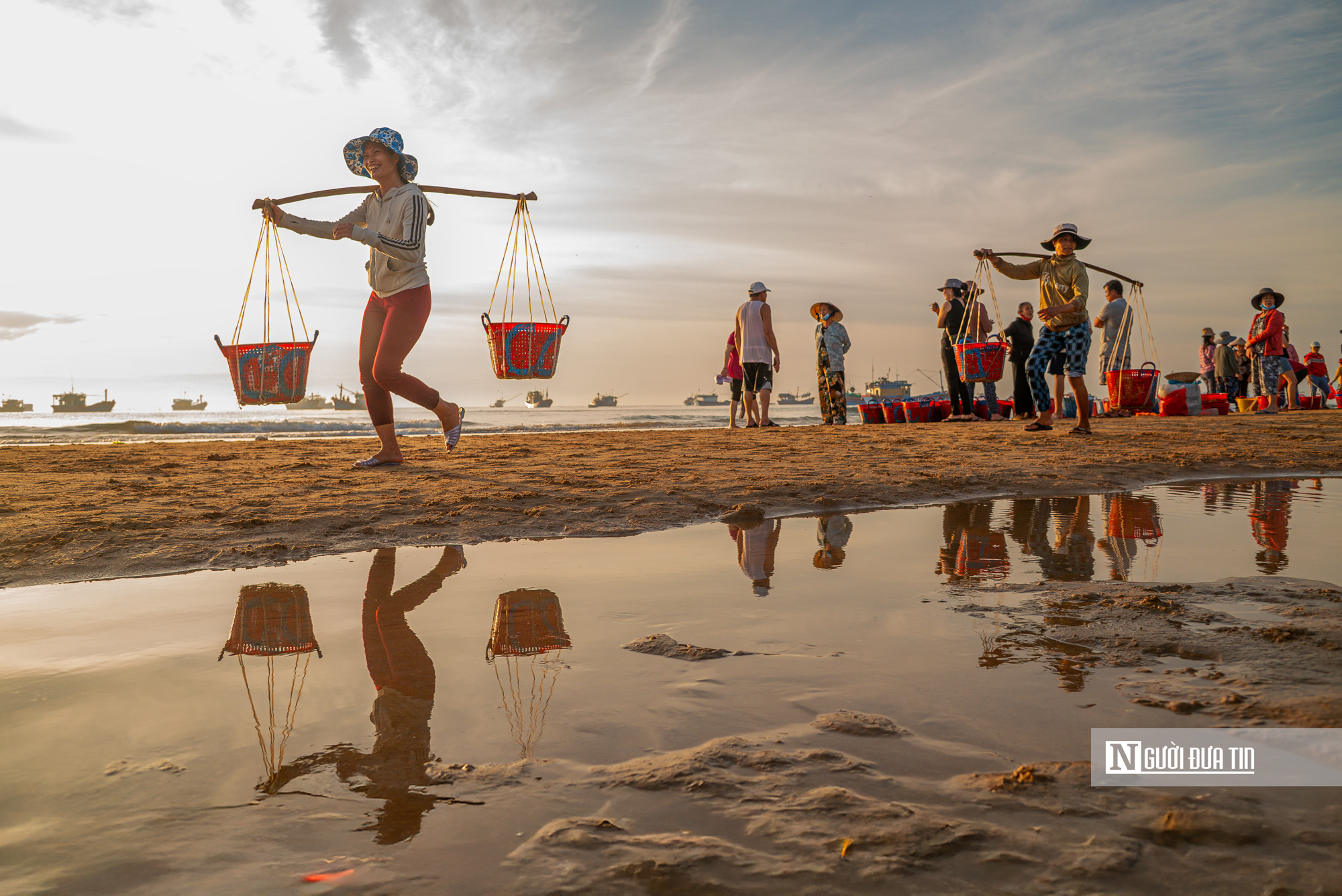 Ngư dân Đắk Lắk thu hàng triệu đồng sau đêm đánh cá cơm, phấn khởi vươn khơi bám biển- Ảnh 12. Ngư dân Đắk Lắk thu hàng triệu đồng sau đêm đánh cá cơm, phấn khởi vươn khơi bám biển- Ảnh 12.