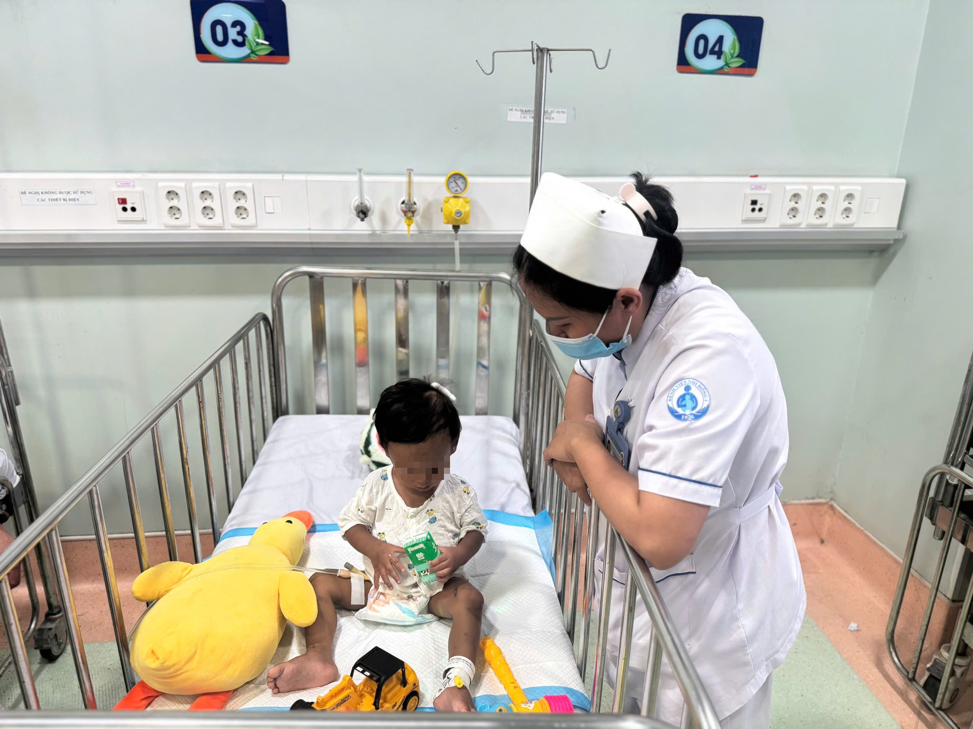 Diễn biến mới vụ b&eacute; trai 2 tuổi bị bạo h&agrave;nh nguy kịch: Bắt tạm giam mẹ ruột c&ugrave;ng người t&igrave;nh- Ảnh 2.