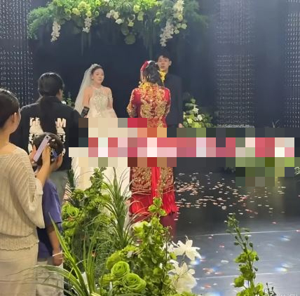Đang tổ chức đ&aacute;m cưới, mẹ ch&uacute; rể c&oacute; h&agrave;nh động "lạ" khiến c&ocirc; d&acirc;u t&aacute;i mặt- Ảnh 2.