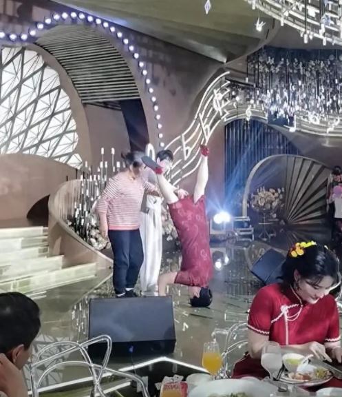 Đang tổ chức đ&aacute;m cưới, mẹ ch&uacute; rể c&oacute; h&agrave;nh động "lạ" khiến c&ocirc; d&acirc;u t&aacute;i mặt- Ảnh 3.