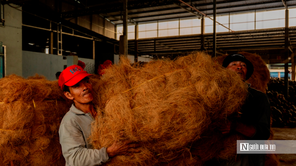 Làng xơ dừa lớn nhất miền Tây tất bật ngày đêm- Ảnh 4.