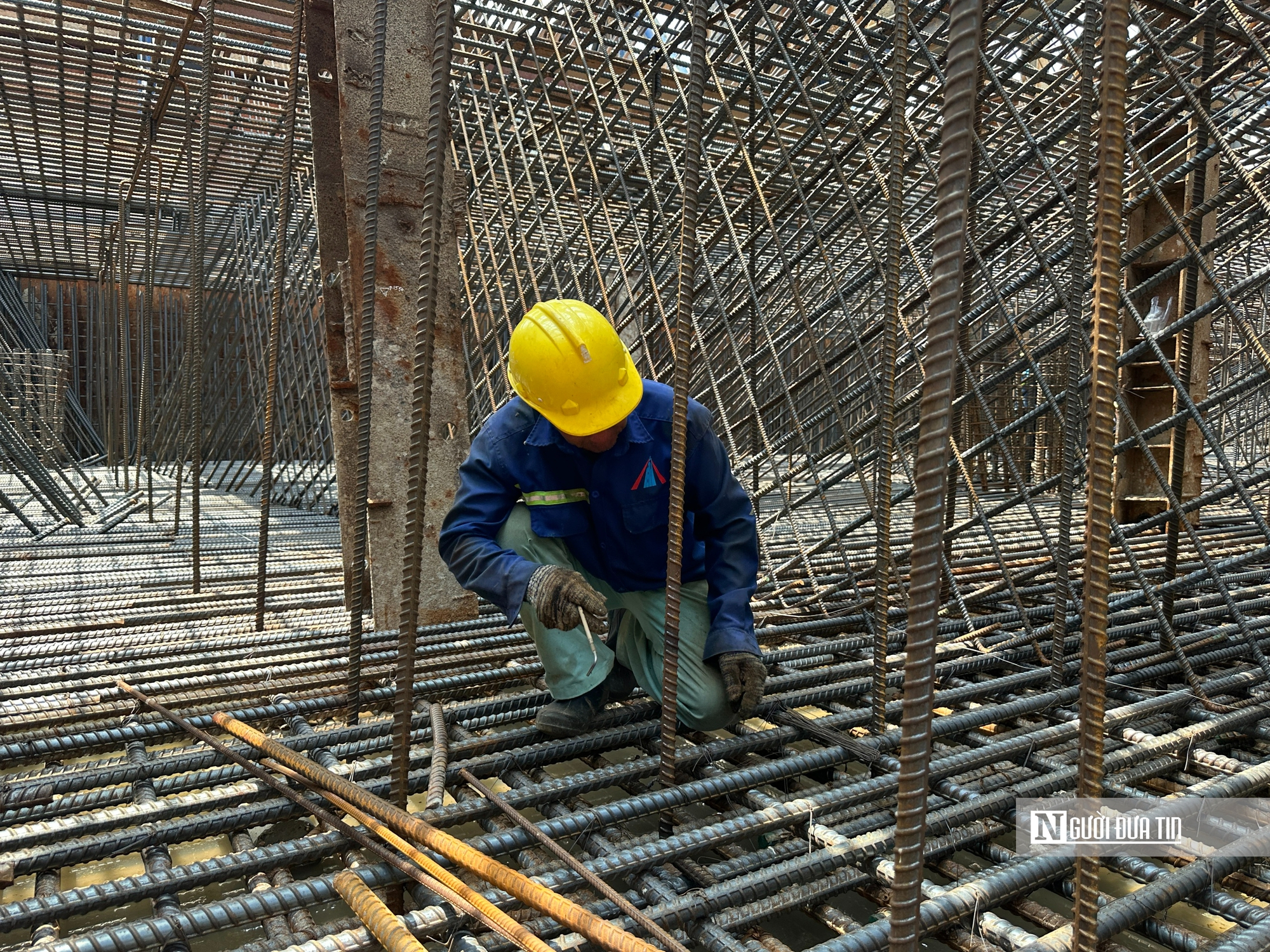 "L&aacute; dừa nước" gần 1.000 tỷ đồng đ&atilde; đổ b&ecirc; t&ocirc;ng trụ cột ch&iacute;nh, hẹn c&aacute;n đ&iacute;ch 2/9 - Ảnh 1.
