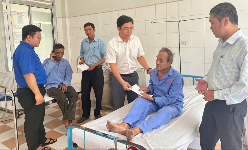 Ô tô khách chở 12 người lao xuống vực, 1 người phụ nữ tử vong - Ảnh 3.