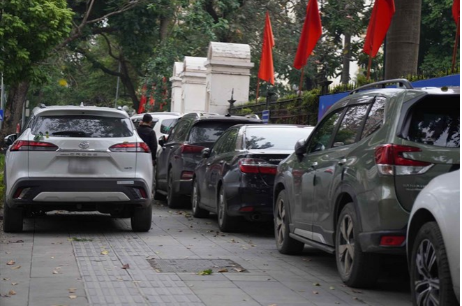 Hà Nội: Chính thức tăng phí sử dụng lòng đường, vỉa hè để trông giữ phương tiện - Ảnh 1.