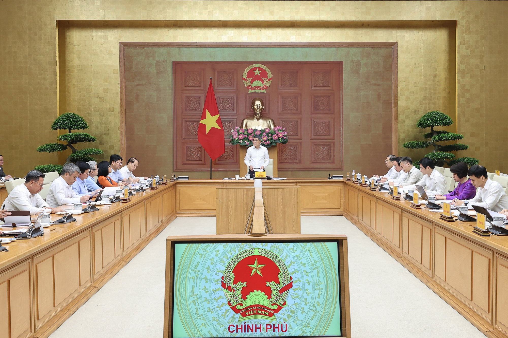 Thủ tướng: Trao đổi trực tiếp một tiếng là thông suốt, phát văn bản cả tháng không xong - Ảnh 2.