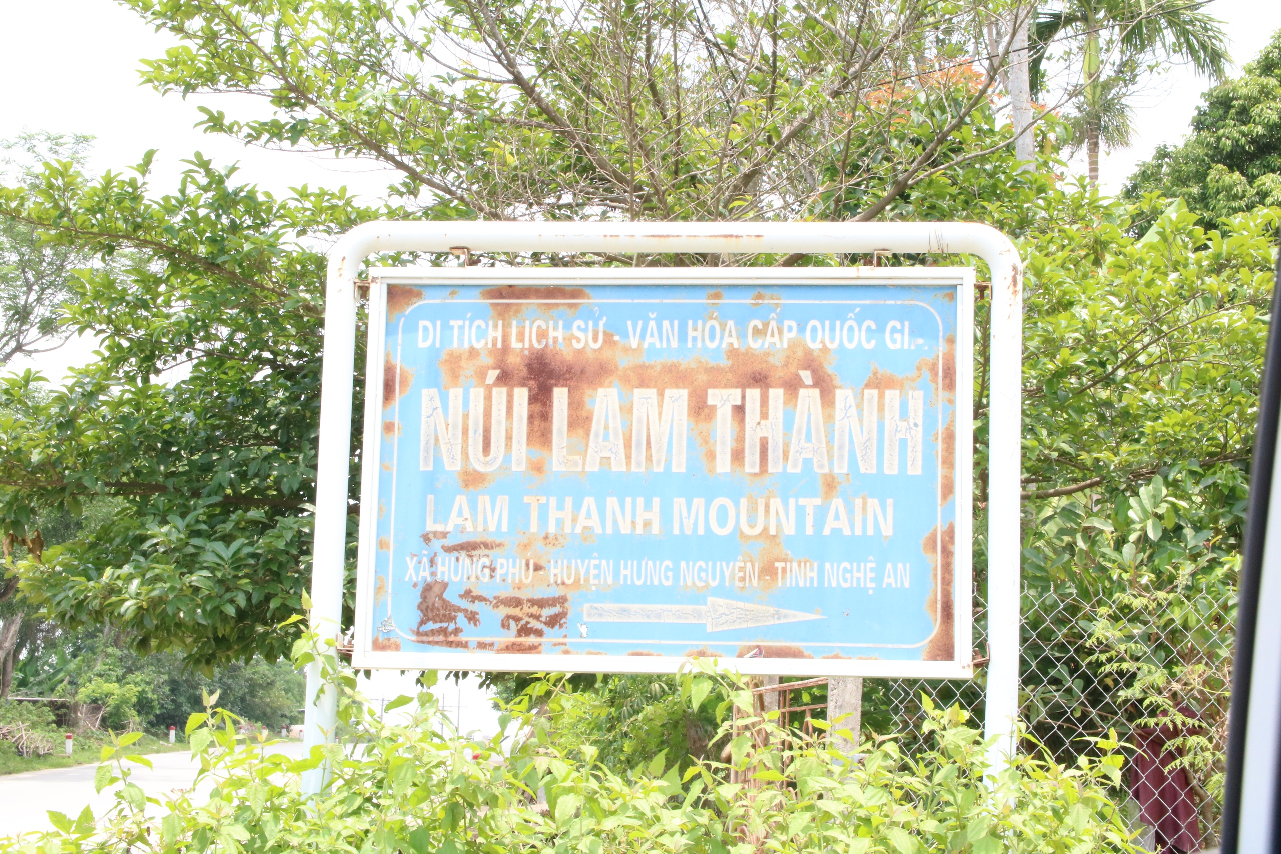 Ngắm th&agrave;nh h&agrave;o cổ bằng đ&aacute; tồn tại h&agrave;ng trăm năm tuổi tr&ecirc;n đỉnh n&uacute;i Lam Th&agrave;nh - Ảnh 2.