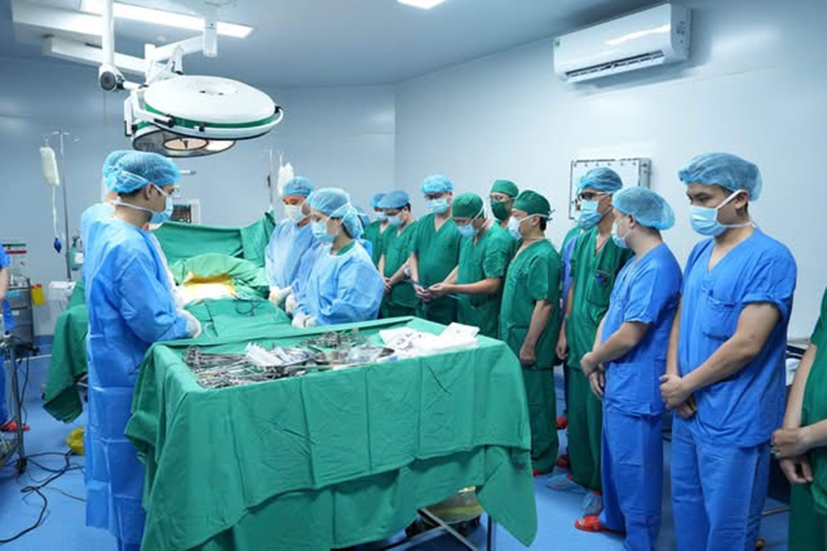 Mẹ già, vợ trẻ bật khóc tiễn đưa nam shipper hiến tạng cứu người - Ảnh 1.