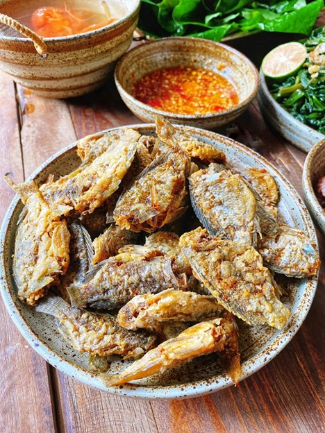Loài cá ít thịt, nhiều xương nhưng nổi tiếng thơm ngon, gắn liền với ký ức tuổi thơ mỗi mùa mưa về - Ảnh 3.