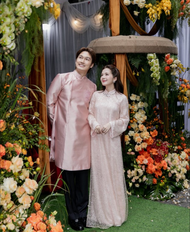 Hôn nhân ngọt ngào bình yên của "trai đẹp showbiz" bên "mỹ nhân VFC" - Ảnh 1.