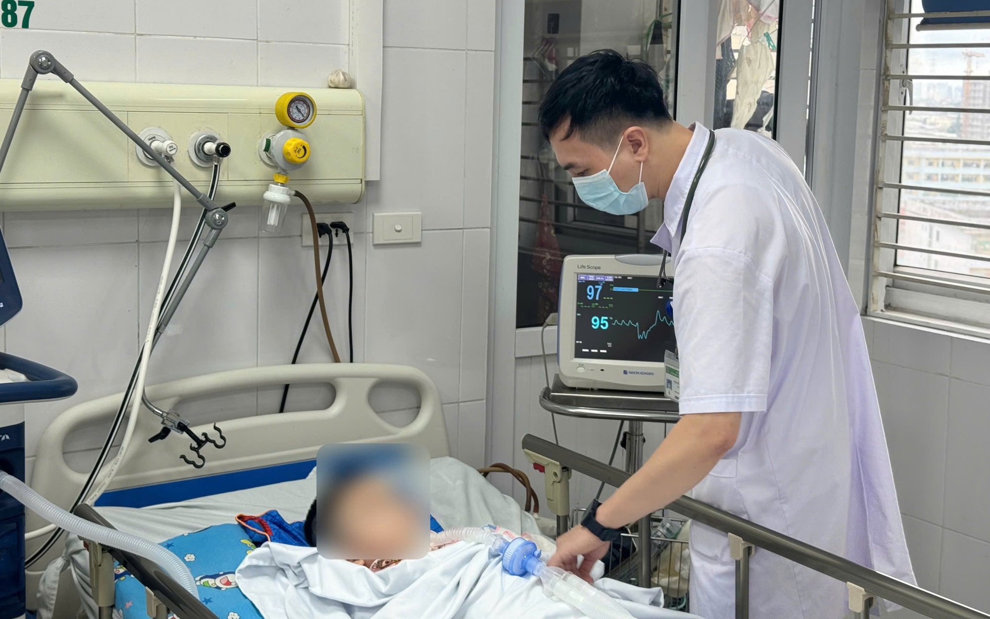 Bé 6 tuổi nguy kịch vì thủy đậu biến chứng nặng, suy hô hấp phải thở máy