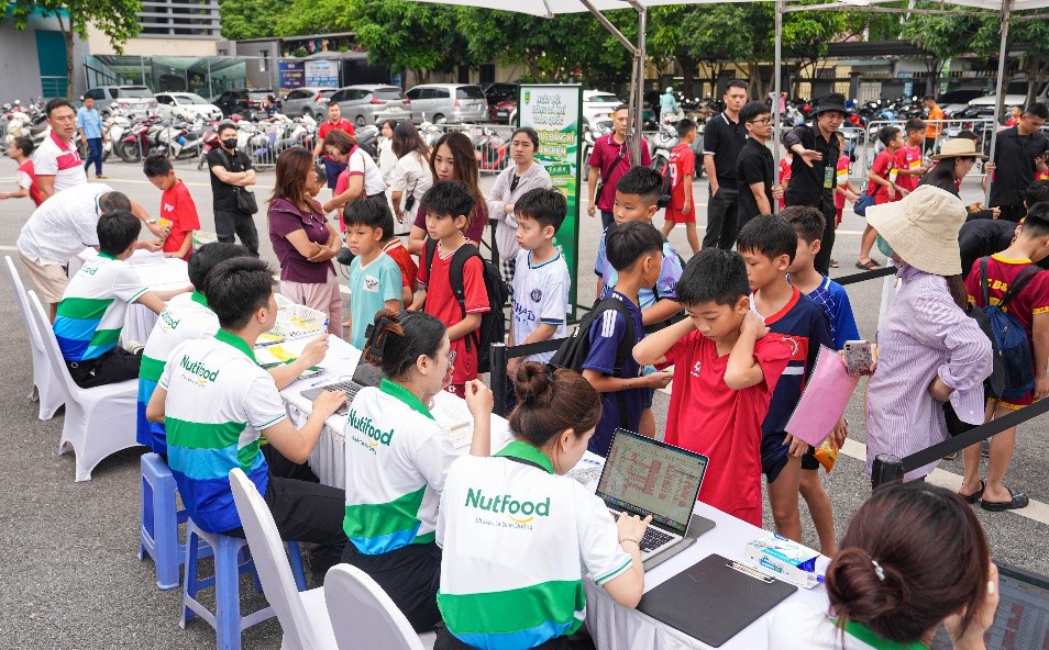 Hàng nghìn thí sinh và phụ huynh hội tụ tại Ngày hội bóng đá nhí Nutifood 2026 - Ảnh 1.