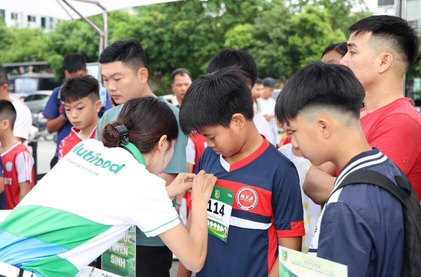 H&agrave;ng ngh&igrave;n th&iacute; sinh v&agrave; phụ huynh hội tụ tại Ng&agrave;y hội b&oacute;ng đ&aacute; nh&iacute; Nutifood 2026 - Ảnh 2.