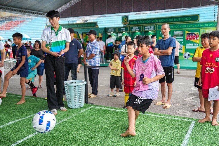 H&agrave;ng ngh&igrave;n th&iacute; sinh v&agrave; phụ huynh hội tụ tại Ng&agrave;y hội b&oacute;ng đ&aacute; nh&iacute; Nutifood 2026 - Ảnh 5.