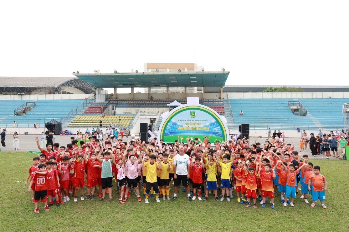 H&agrave;ng ngh&igrave;n th&iacute; sinh v&agrave; phụ huynh hội tụ tại Ng&agrave;y hội b&oacute;ng đ&aacute; nh&iacute; Nutifood 2026 - Ảnh 8.