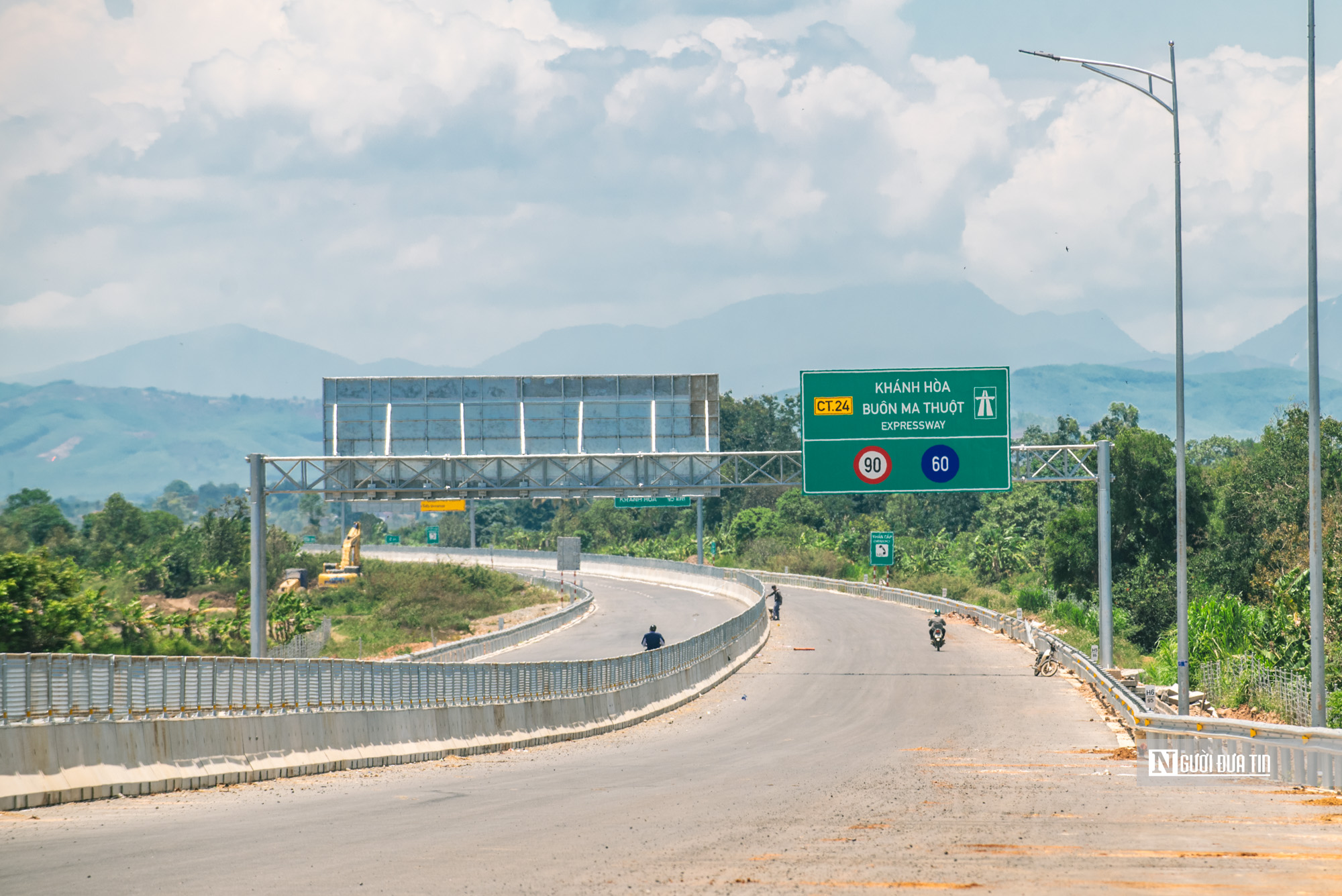 Cận cảnh đoạn cao tốc d&agrave;i nhất nối rừng &ndash; biển qua tỉnh Đắk Lắk sẽ khai th&aacute;c trong năm 2026- Ảnh 9.