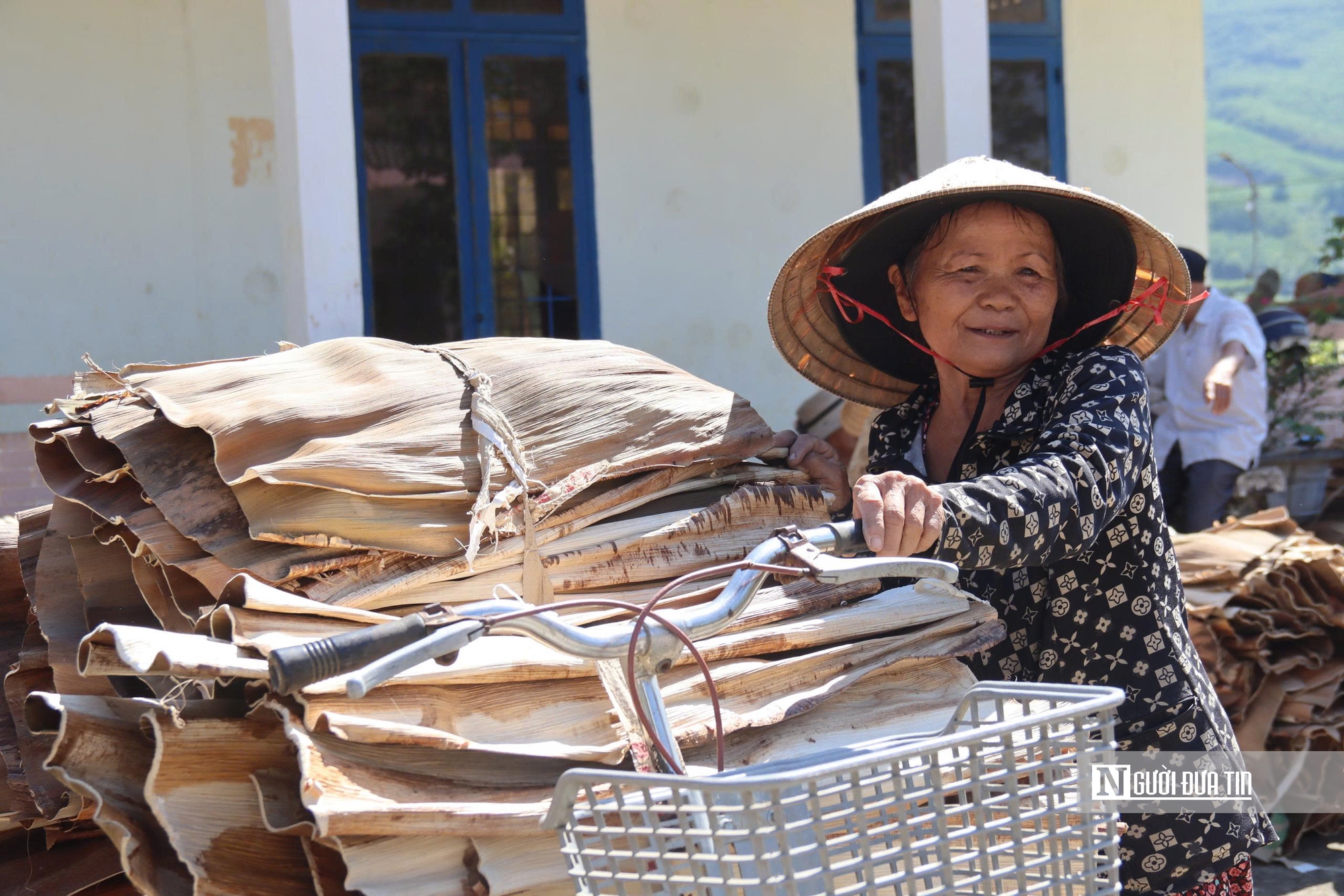 Biến “rác vườn” thành sản phẩm xuất ngoại, người dân Quảng Ngãi kiếm tiền triệu từ mo cau- Ảnh 1. Biến “rác vườn” thành sản phẩm xuất ngoại, người dân Quảng Ngãi kiếm tiền triệu từ mo cau- Ảnh 1.