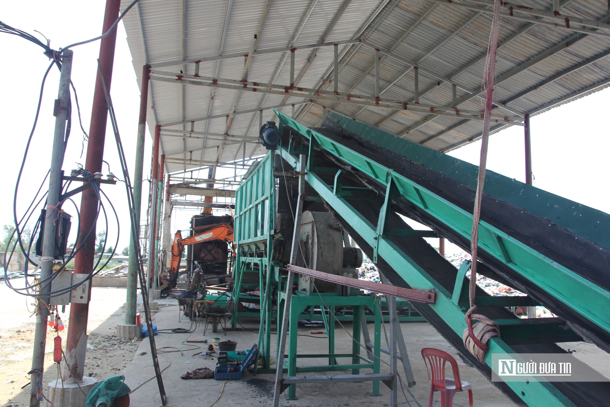 Cận cảnh 16.000 tấn rác chất cao như núi tại Hà Tĩnh - Ảnh 7.
