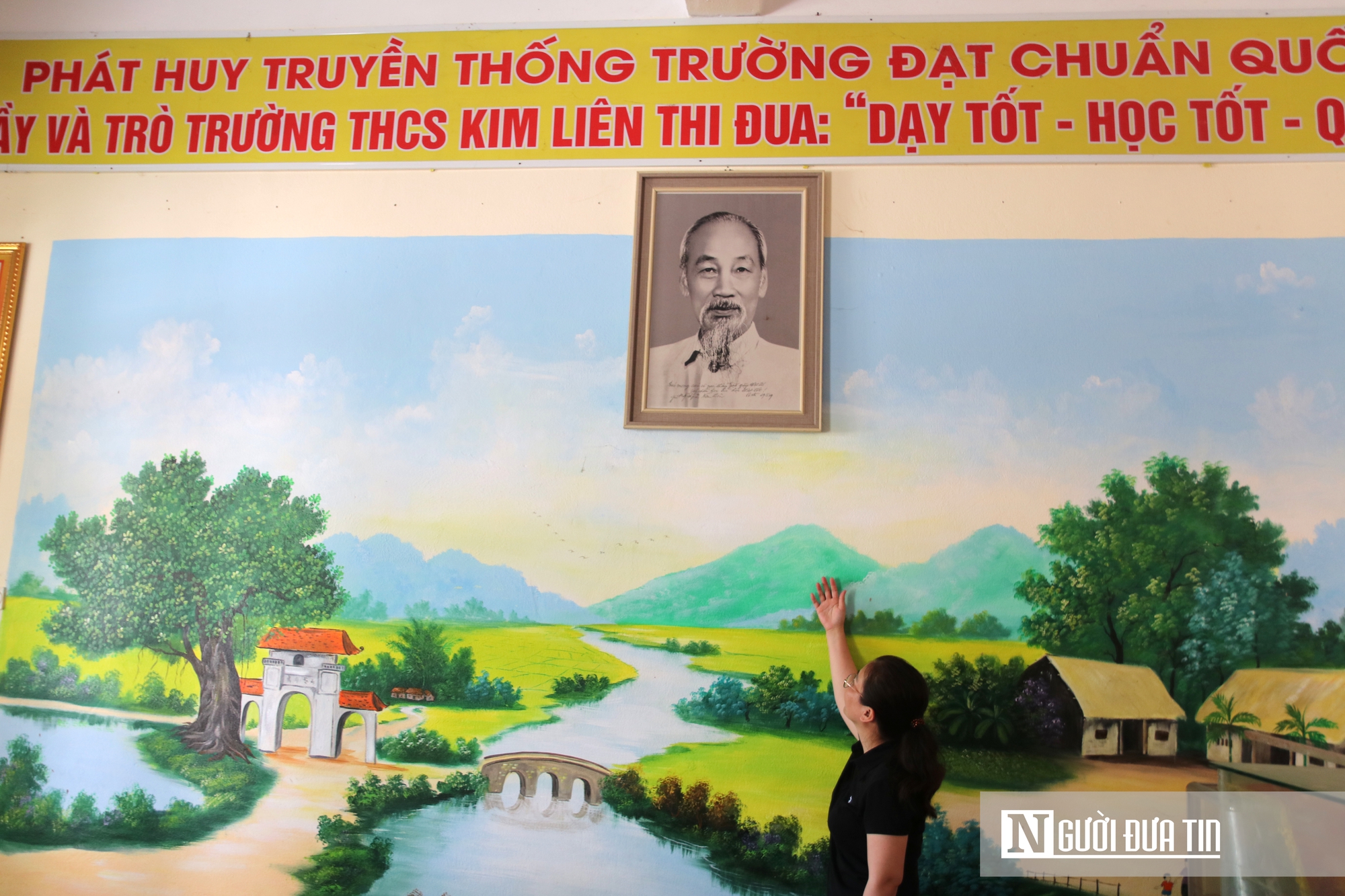 Câu chuyện xúc động về hành trình thầy giáo già tìm lại món quà quý của Bác Hồ- Ảnh 2. Câu chuyện xúc động về hành trình thầy giáo già tìm lại món quà quý của Bác Hồ- Ảnh 2.
