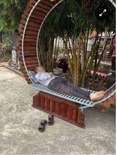 Clip bỏ cha già yếu ở chùa rồi lặng lẽ rời đi: Câu chuyện khiến nhiều người day dứt về chữ hiếu thời hiện đại - Ảnh 1.