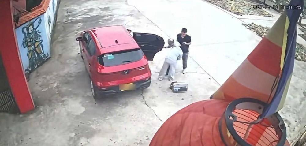 “Mang mẹ đi bỏ” trên phim và nỗi đau “mang cha bỏ chùa” ngoài đời  - Ảnh 2.