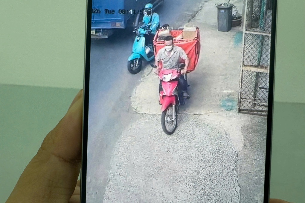 Clip nam thanh ni&ecirc;n trộm cả xe lẫn h&agrave;ng của shipper g&acirc;y phẫn nộ: C&ocirc;ng an v&agrave;o cuộc điều tra- Ảnh 1.