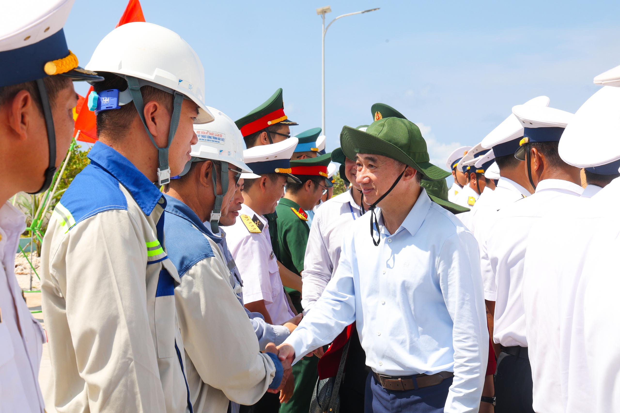 Sẽ có chế độ đãi ngộ đặc thù cho lực lượng y tế tham gia công tác ở hải đảo- Ảnh 2.