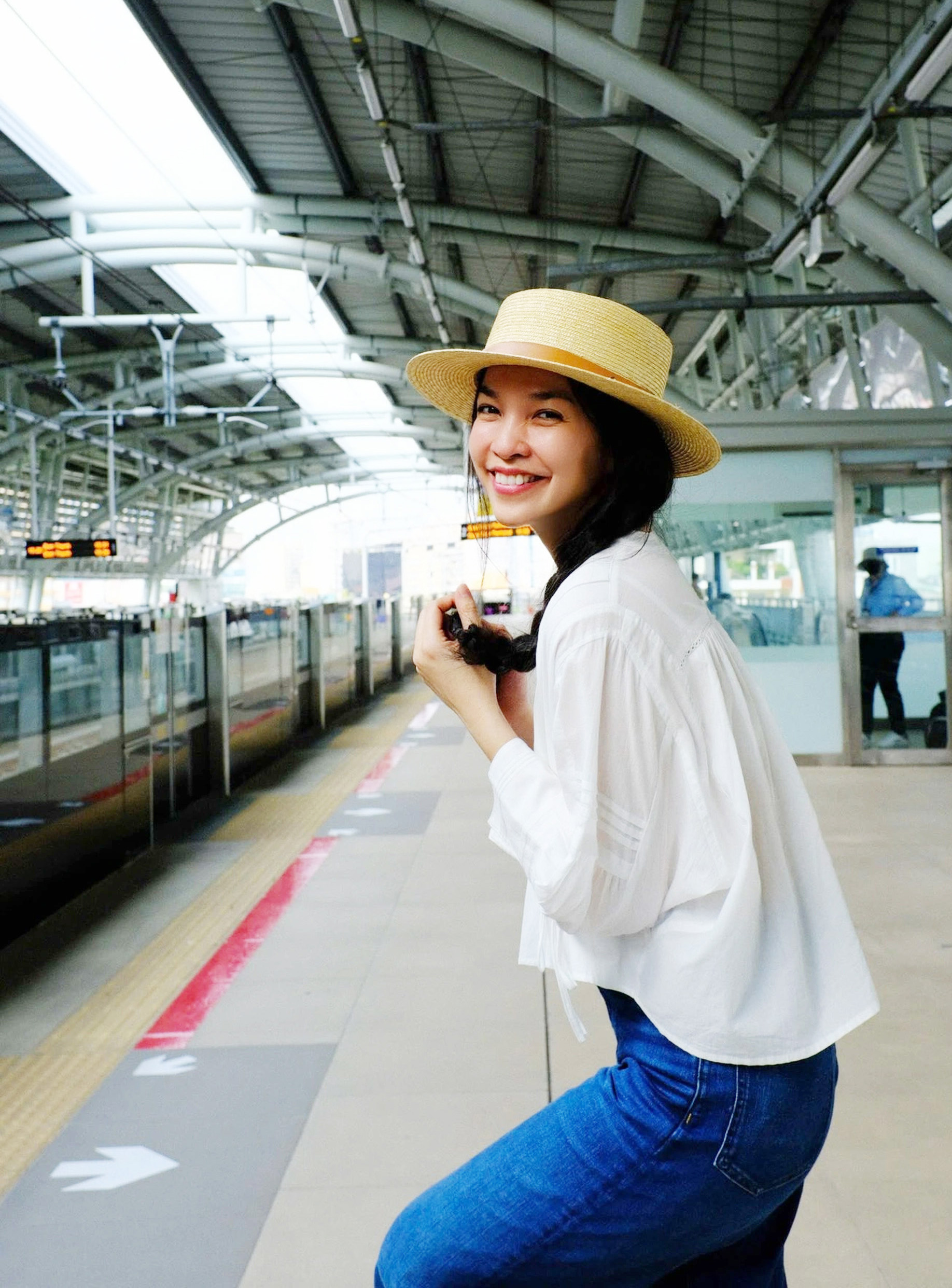 Mỹ nhân 8X gây chú ý với giọng hát 