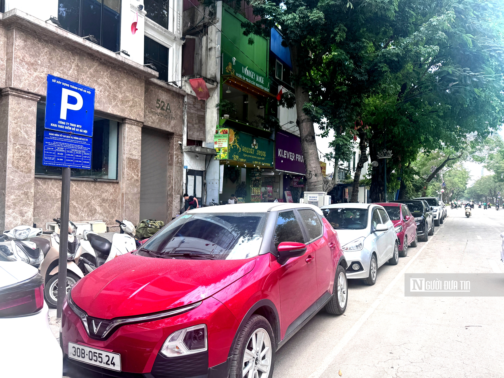 Những vỉa hè Hà Nội chật kín lối đi- Ảnh 1.