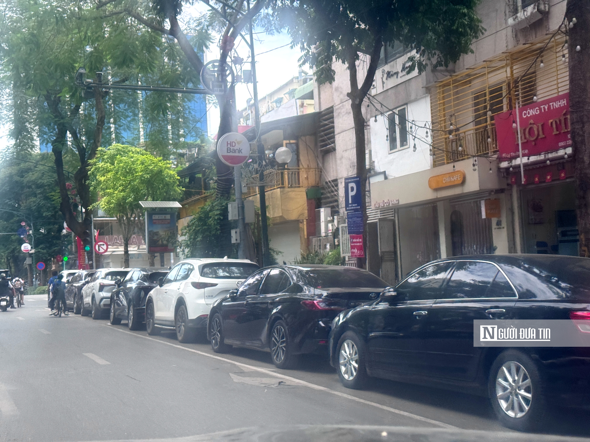 Những vỉa hè Hà Nội chật kín lối đi- Ảnh 2.