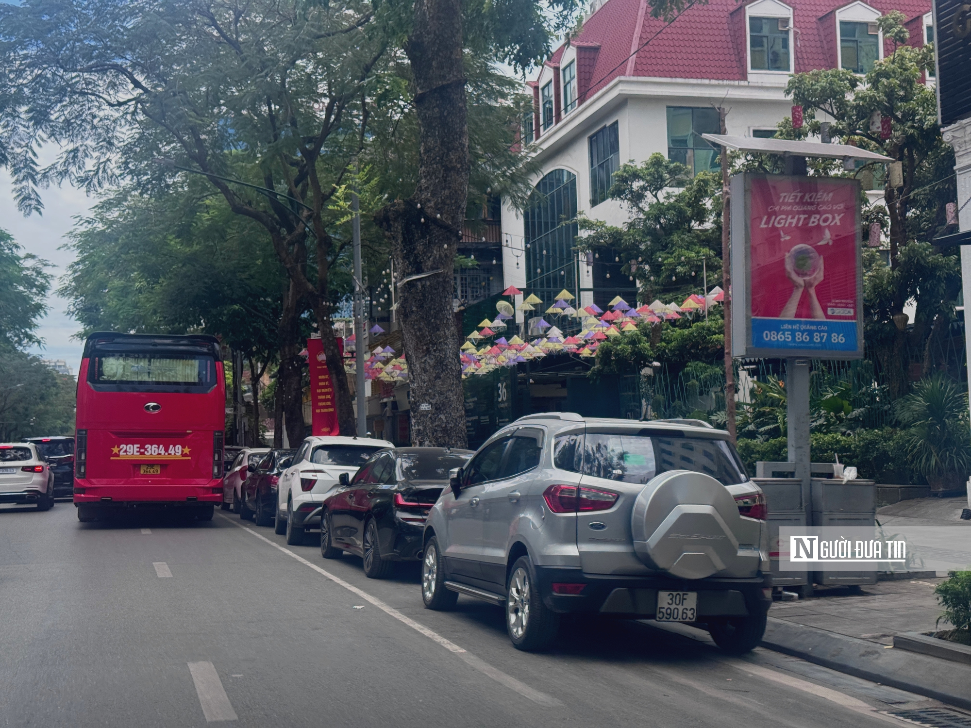 Những vỉa hè Hà Nội chật kín lối đi- Ảnh 3.