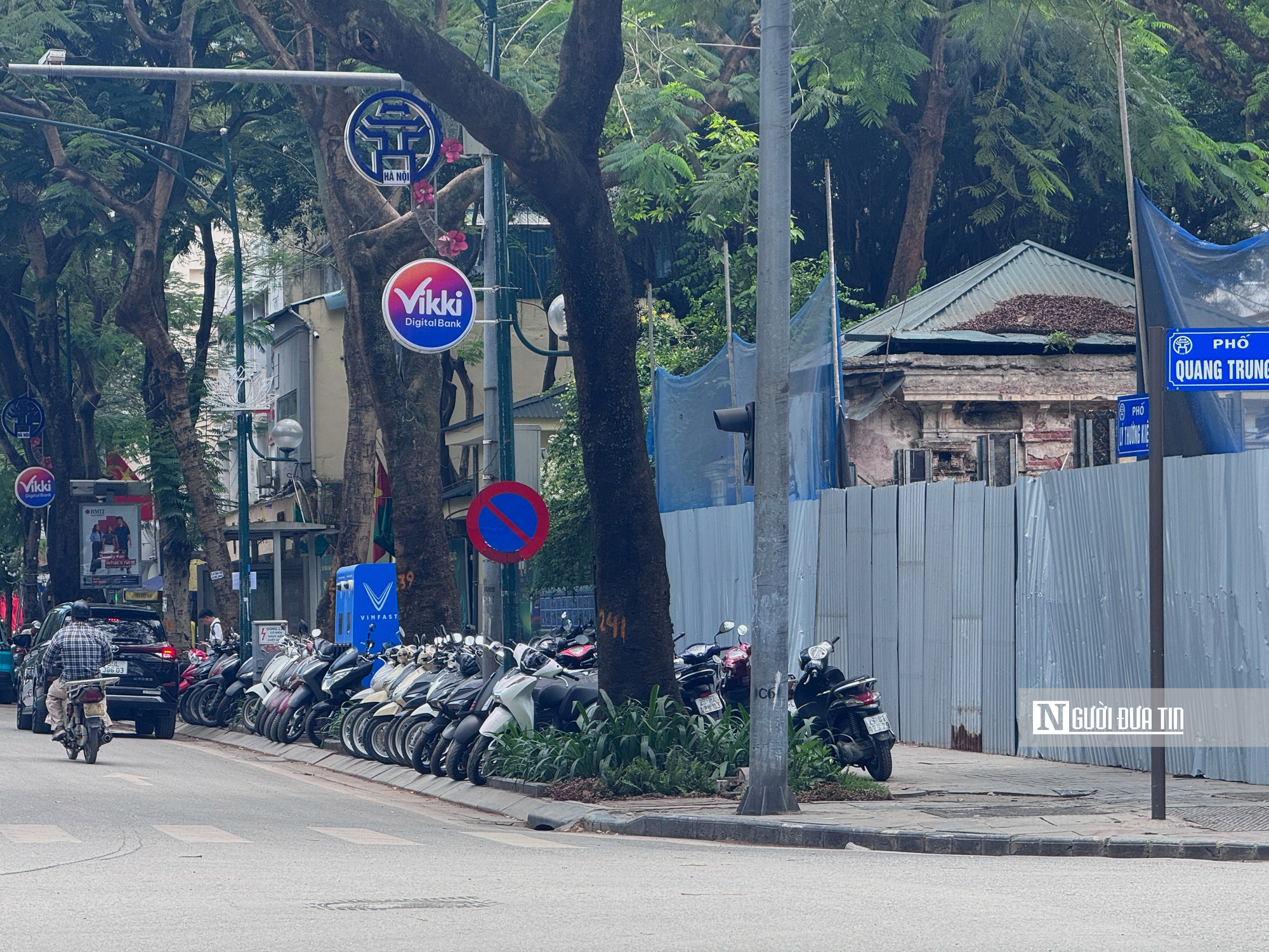 Những vỉa hè Hà Nội chật kín lối đi- Ảnh 5.