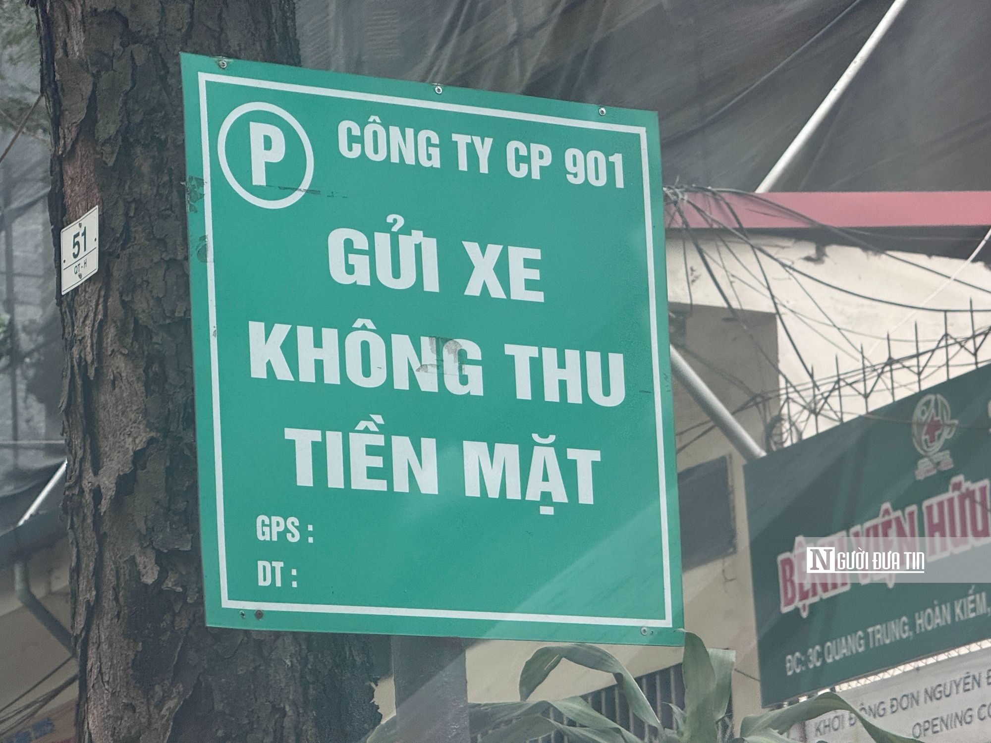 Những vỉa hè Hà Nội chật kín lối đi- Ảnh 6.