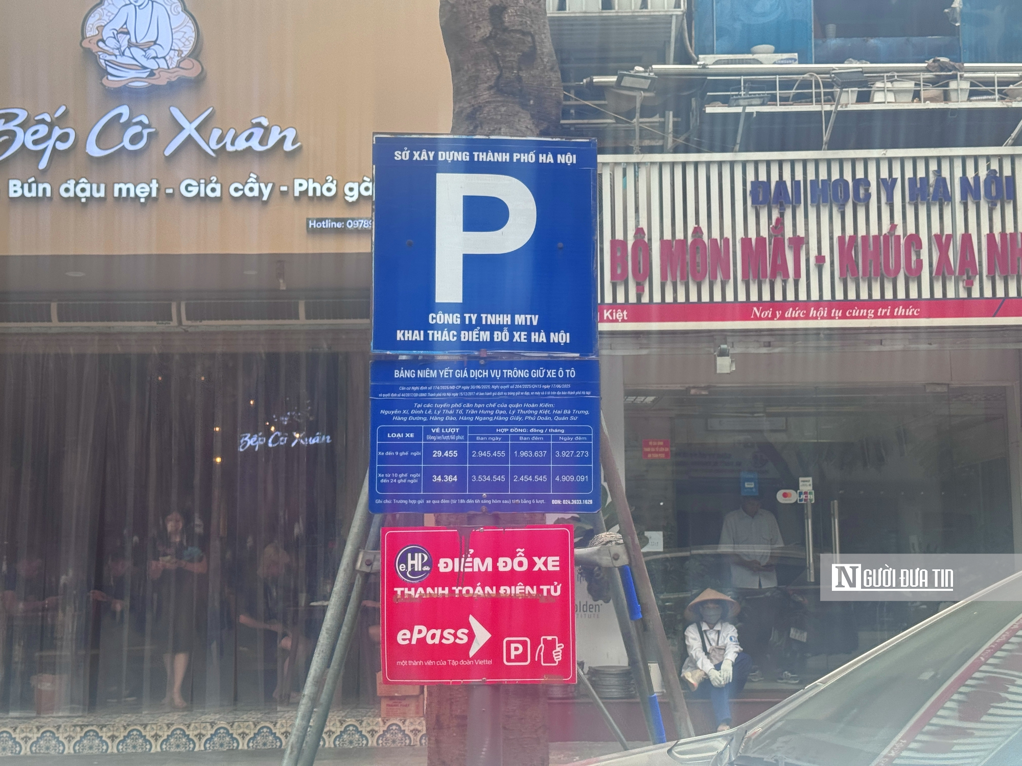Những vỉa hè Hà Nội chật kín lối đi- Ảnh 7.