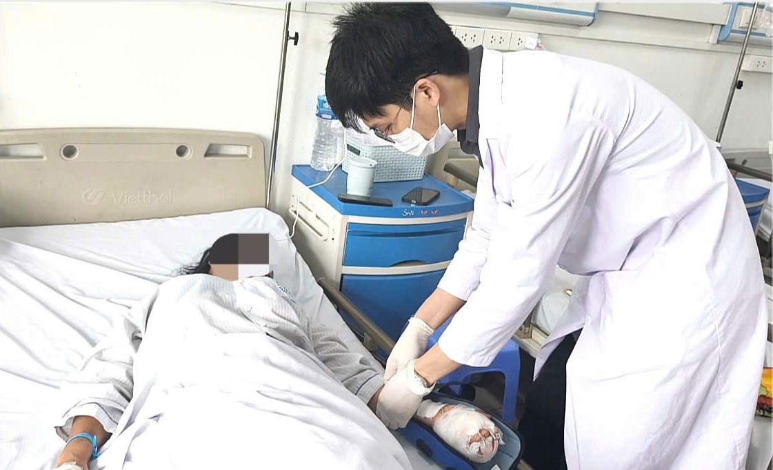 Thành công nối lại ngón tay gần đứt rời cho người phụ nữ 53 tuổi- Ảnh 1.