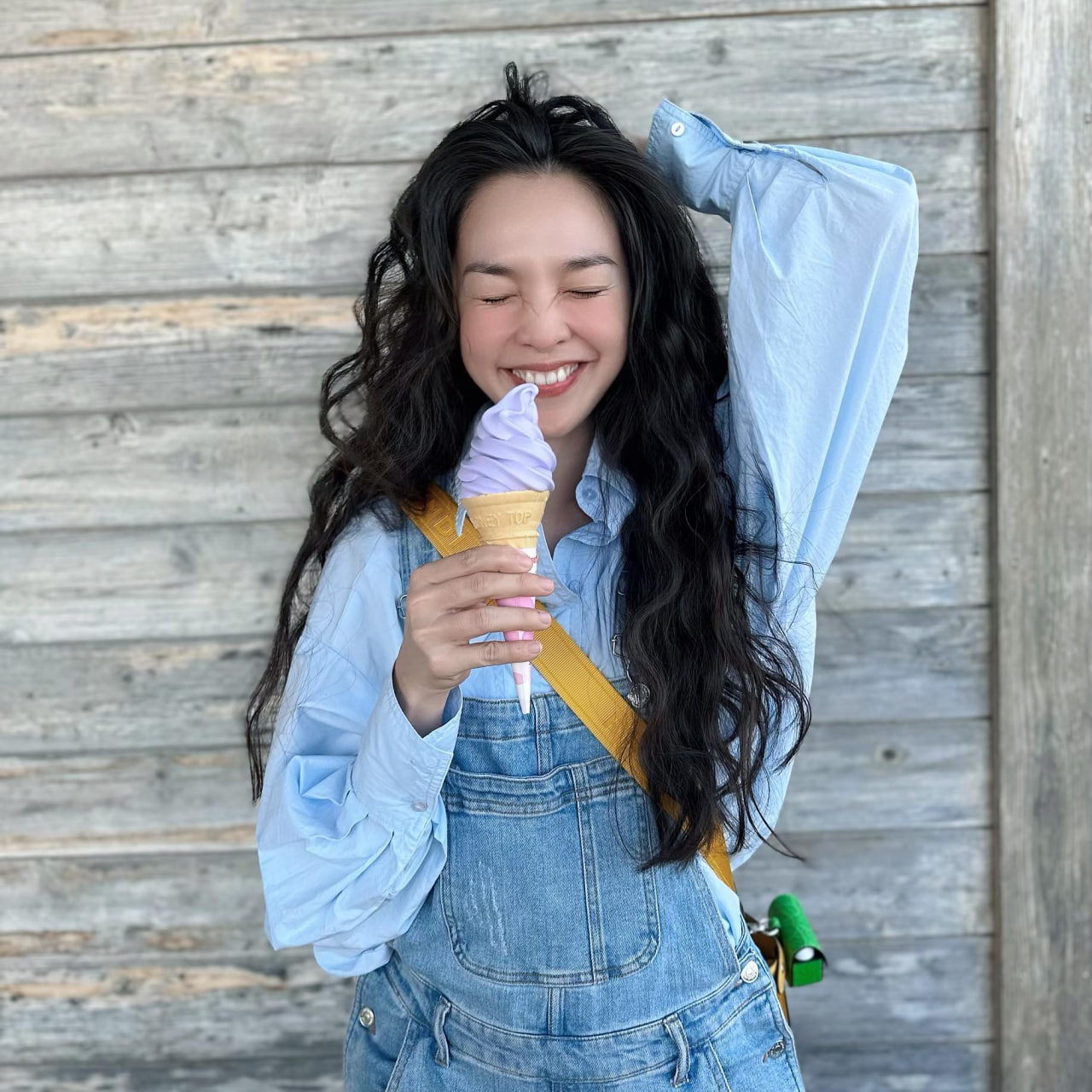 Mỹ nhân 8X gây chú ý với giọng hát 