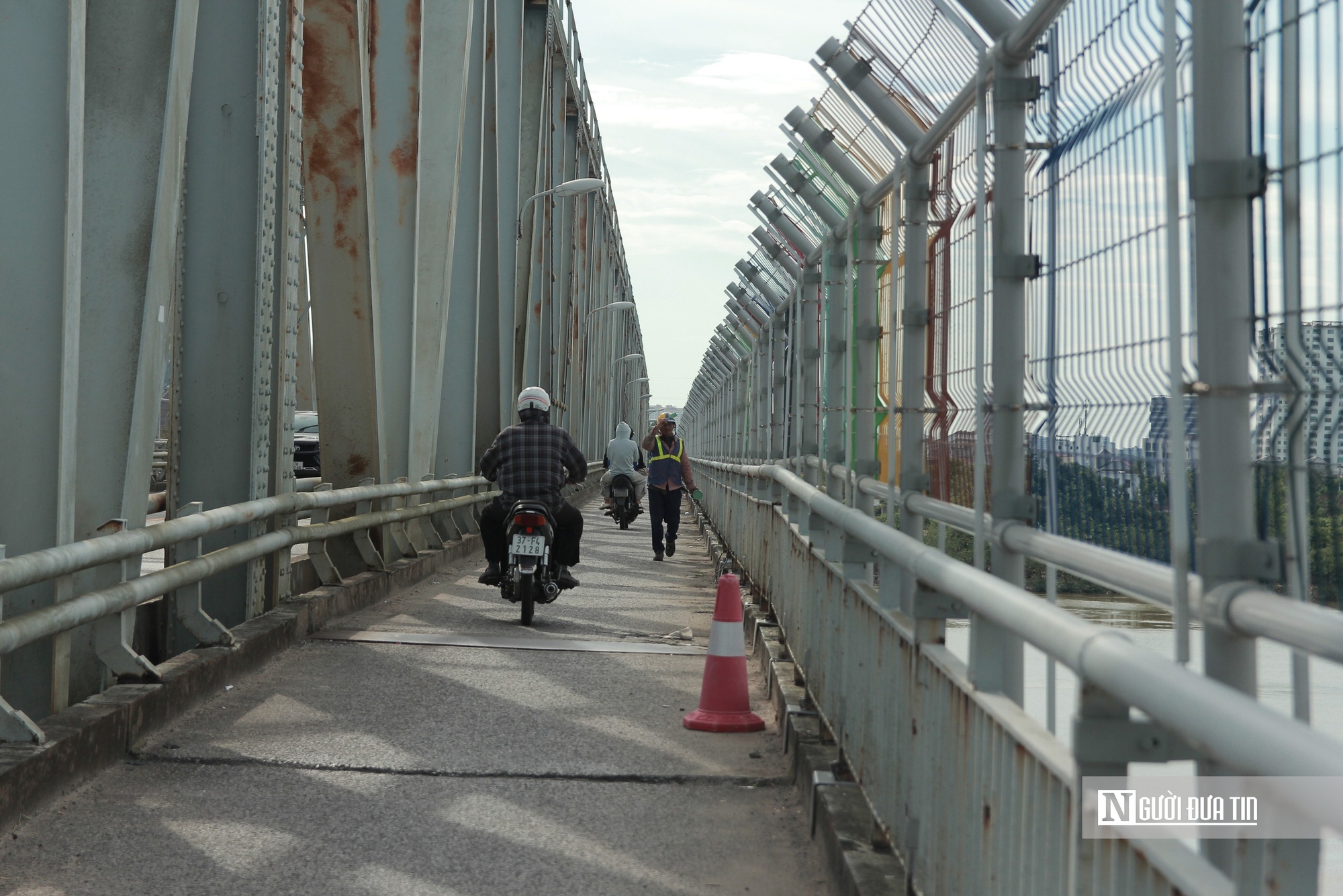 Cận cảnh lưới th&eacute;p ngăn người nhảy cầu Bến Thủy sắp ho&agrave;n thiện- Ảnh 2.