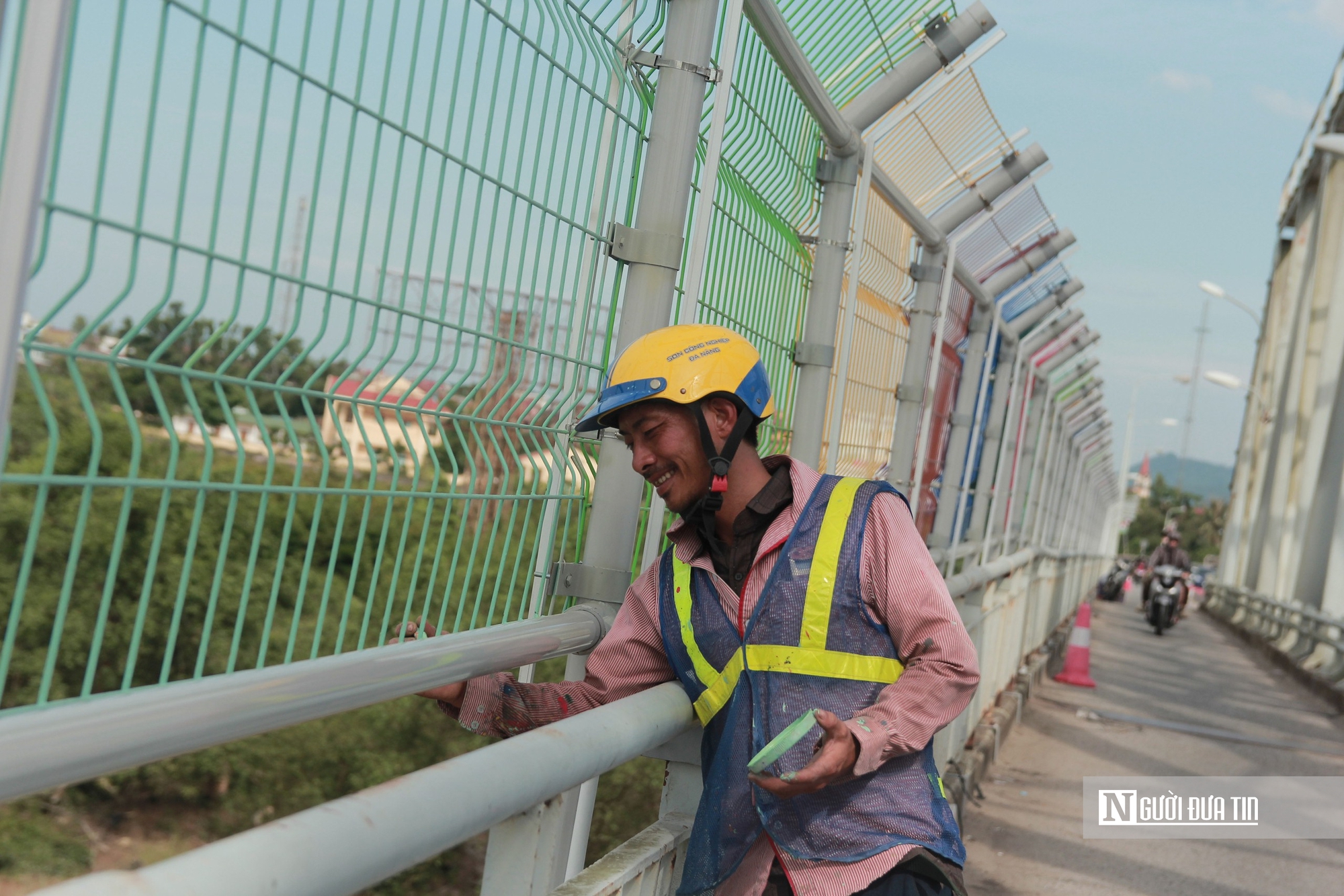 Cận cảnh lưới th&eacute;p ngăn người nhảy cầu Bến Thủy sắp ho&agrave;n thiện- Ảnh 6.