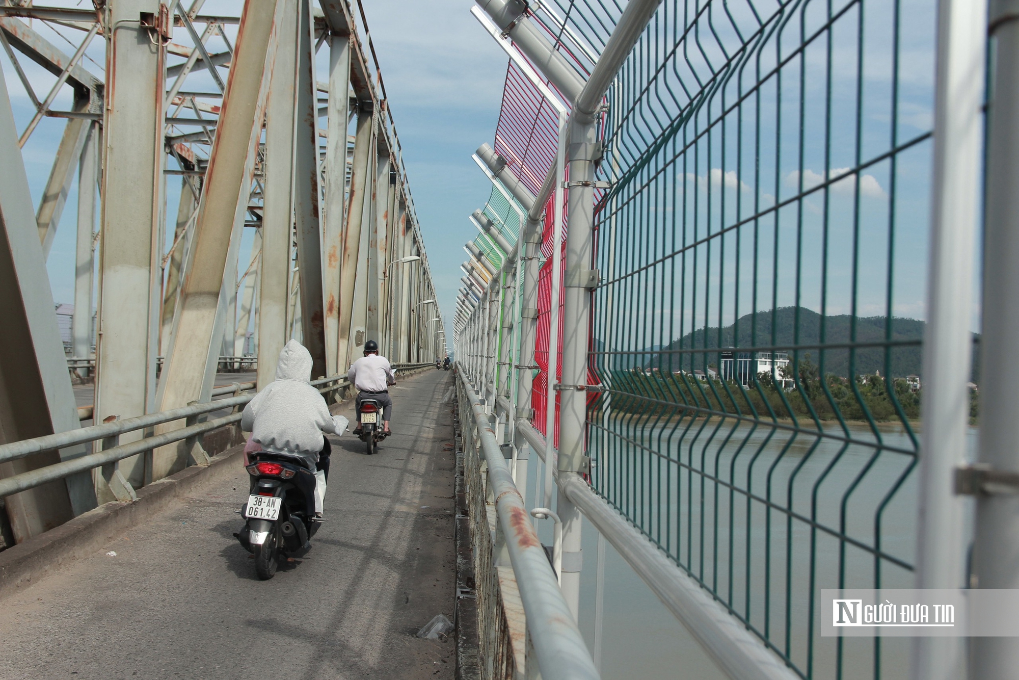 Cận cảnh lưới th&eacute;p ngăn người nhảy cầu Bến Thủy sắp ho&agrave;n thiện- Ảnh 8.