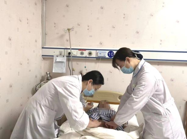 Bé trai 12 tuổi mắc ung thư đại trực tràng giai đoạn cuối, bác sĩ chỉ rõ thói quen "cực độc" - Ảnh 1.