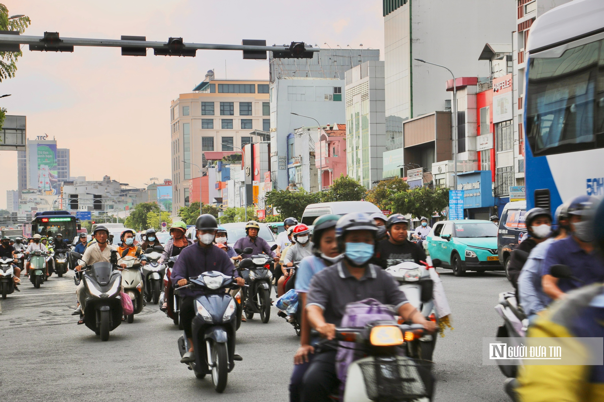 “Đảo chiều” dòng xe ở cửa ngõ sân bay: Đường Cộng Hòa giảm nghẹt giờ tan tầm- Ảnh 2. “Đảo chiều” dòng xe ở cửa ngõ sân bay: Đường Cộng Hòa giảm nghẹt giờ tan tầm- Ảnh 2.