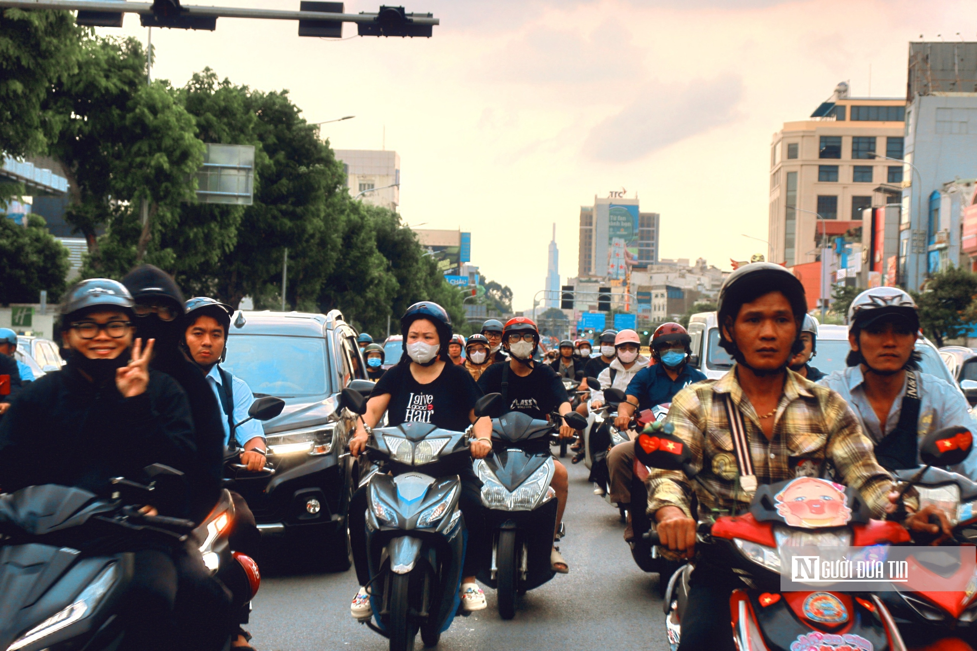 “Đảo chiều” dòng xe ở cửa ngõ sân bay: Đường Cộng Hòa giảm nghẹt giờ tan tầm- Ảnh 3. “Đảo chiều” dòng xe ở cửa ngõ sân bay: Đường Cộng Hòa giảm nghẹt giờ tan tầm- Ảnh 3.