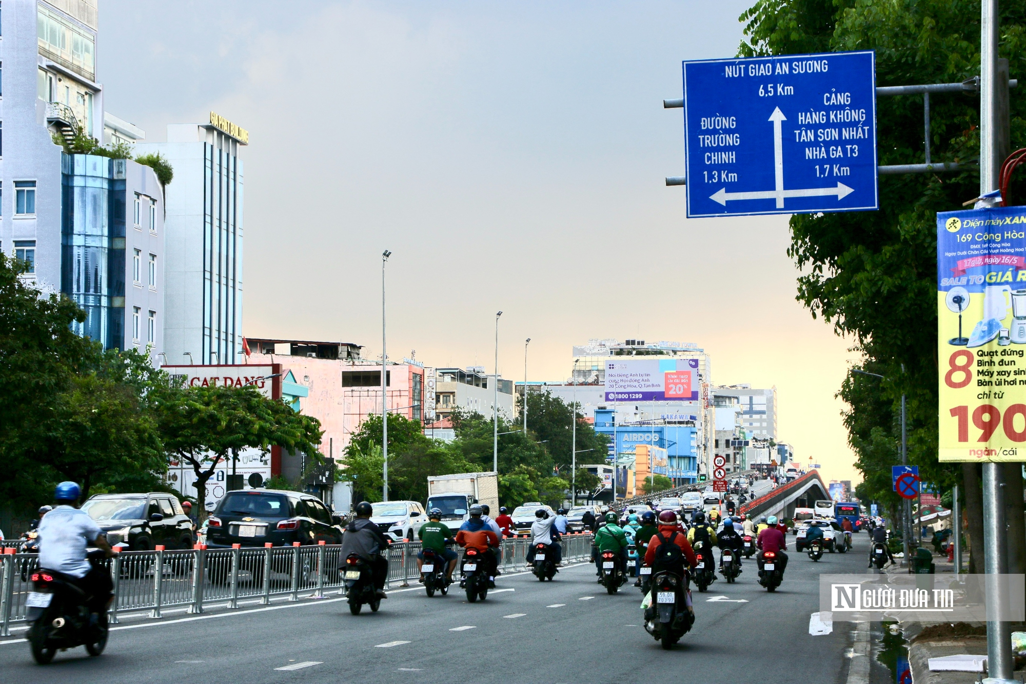 “Đảo chiều” dòng xe ở cửa ngõ sân bay: Đường Cộng Hòa giảm nghẹt giờ tan tầm- Ảnh 12. “Đảo chiều” dòng xe ở cửa ngõ sân bay: Đường Cộng Hòa giảm nghẹt giờ tan tầm- Ảnh 12.