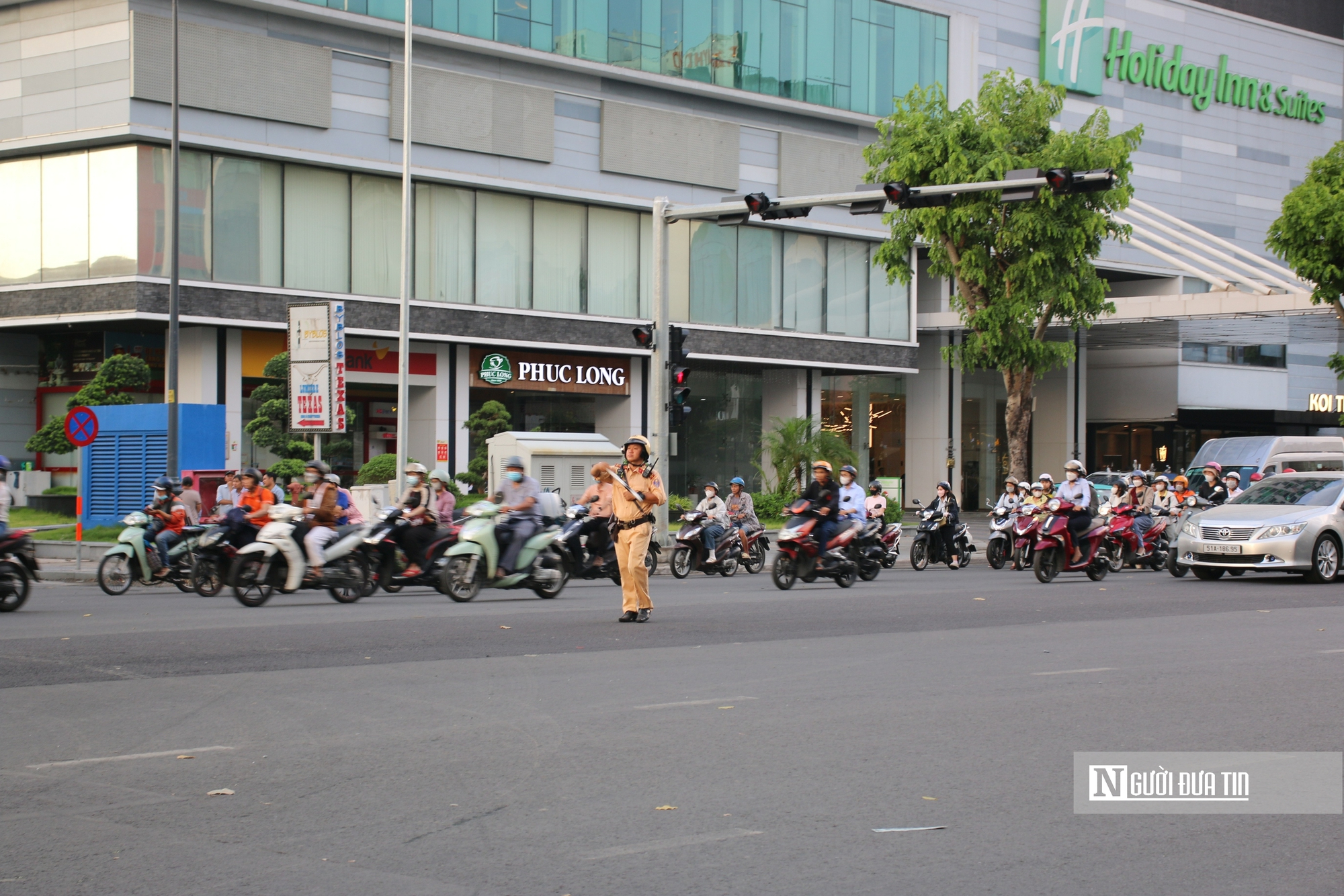 “Đảo chiều” dòng xe ở cửa ngõ sân bay: Đường Cộng Hòa giảm nghẹt giờ tan tầm- Ảnh 13. “Đảo chiều” dòng xe ở cửa ngõ sân bay: Đường Cộng Hòa giảm nghẹt giờ tan tầm- Ảnh 13.