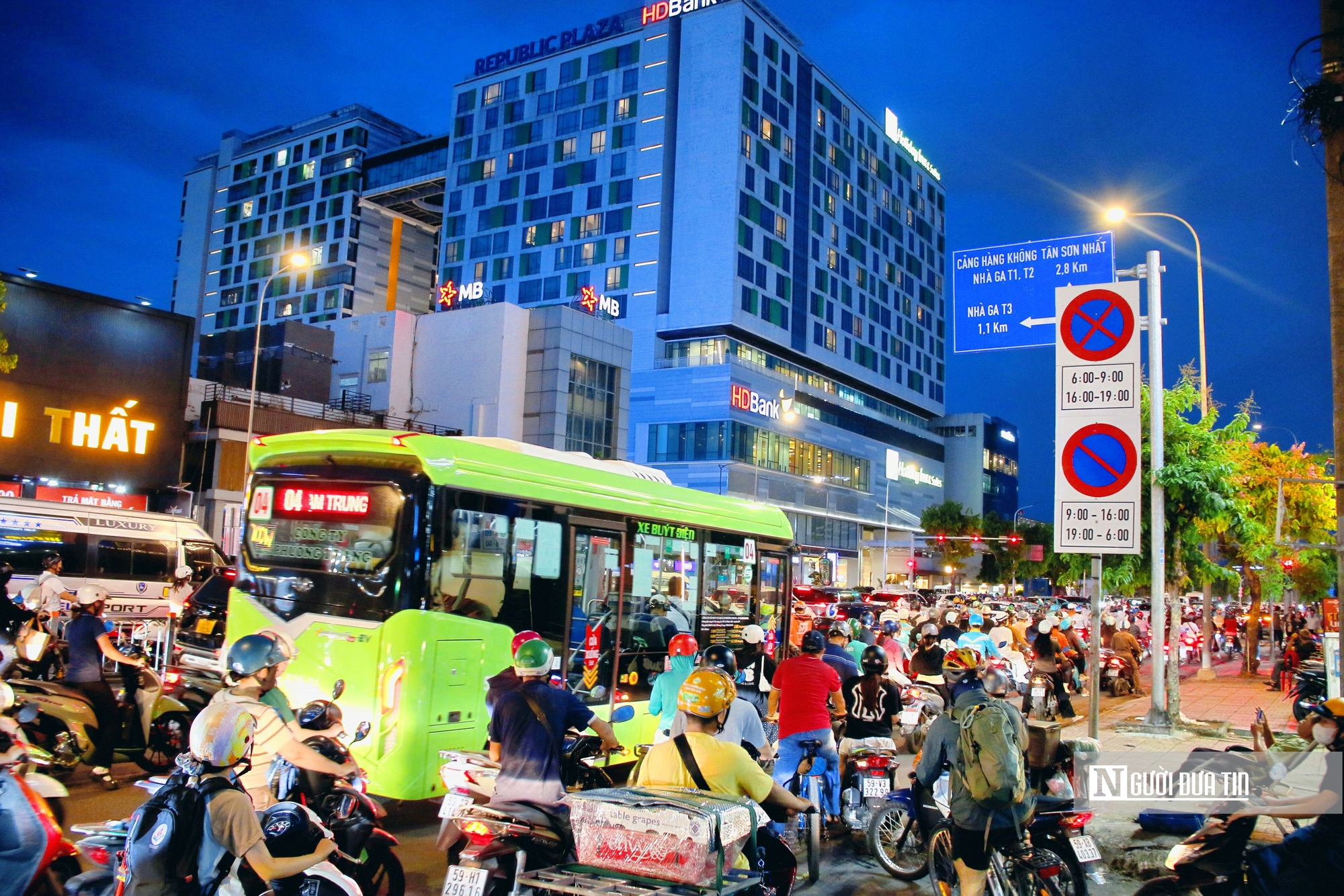 “Đảo chiều” dòng xe ở cửa ngõ sân bay: Đường Cộng Hòa giảm nghẹt giờ tan tầm- Ảnh 14. “Đảo chiều” dòng xe ở cửa ngõ sân bay: Đường Cộng Hòa giảm nghẹt giờ tan tầm- Ảnh 14.
