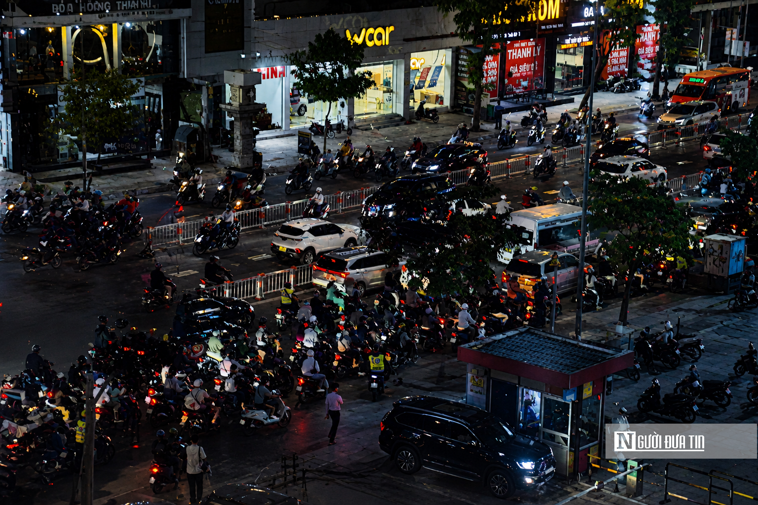 “Đảo chiều” dòng xe ở cửa ngõ sân bay: Đường Cộng Hòa giảm nghẹt giờ tan tầm- Ảnh 16. “Đảo chiều” dòng xe ở cửa ngõ sân bay: Đường Cộng Hòa giảm nghẹt giờ tan tầm- Ảnh 16.