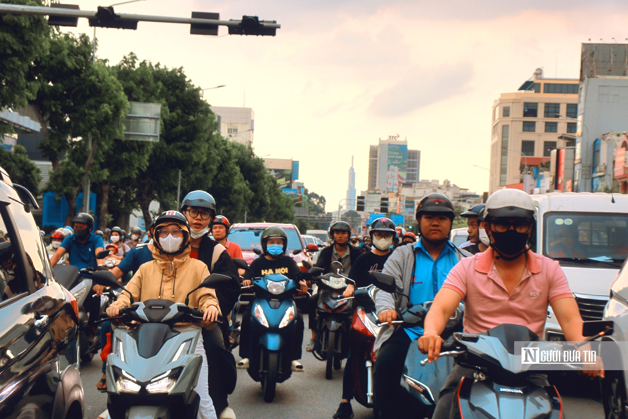 “Đảo chiều” dòng xe ở cửa ngõ sân bay: Đường Cộng Hòa giảm nghẹt giờ tan tầm- Ảnh 4. “Đảo chiều” dòng xe ở cửa ngõ sân bay: Đường Cộng Hòa giảm nghẹt giờ tan tầm- Ảnh 4.